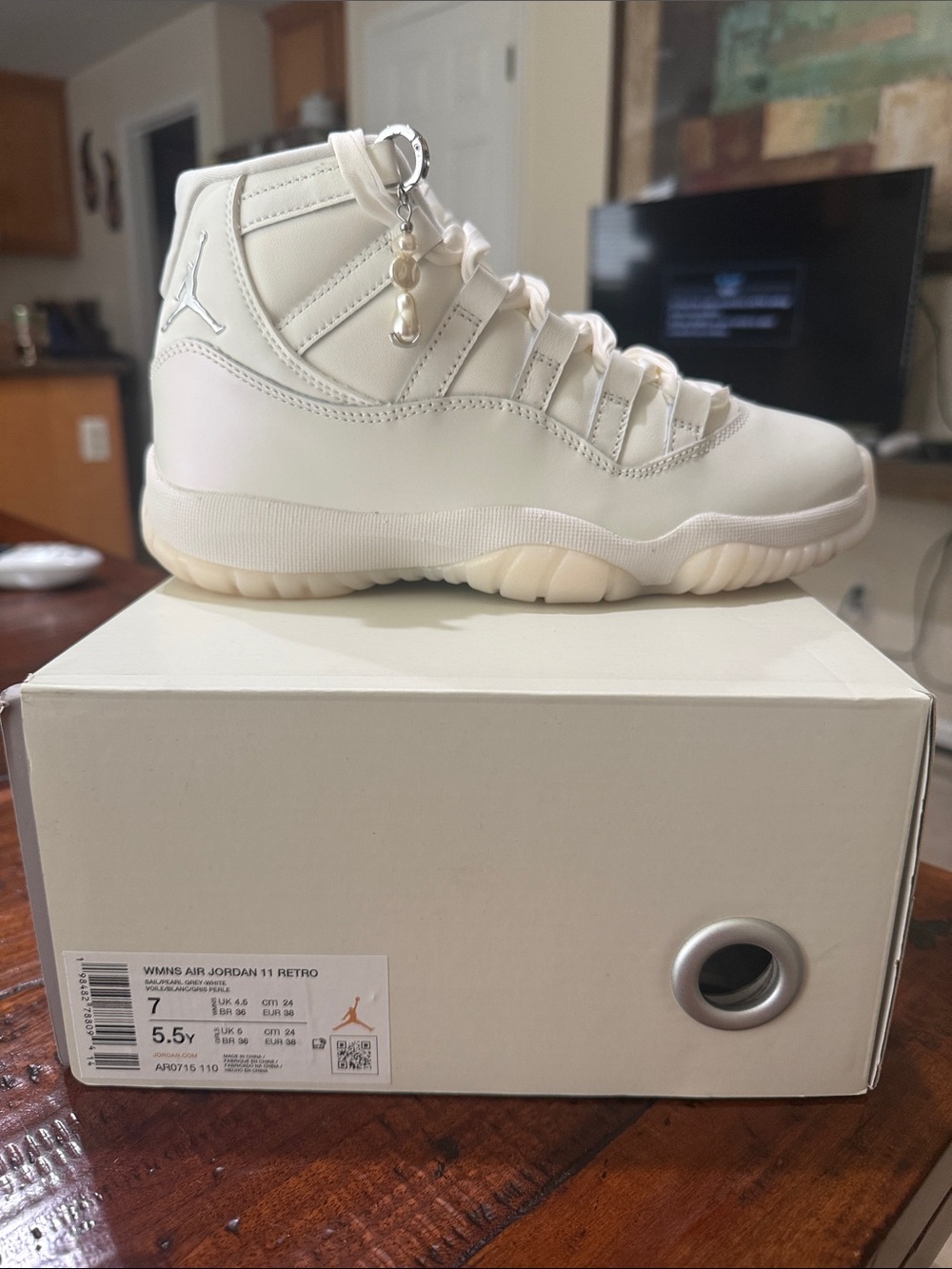 Air Jordan 11 Retro                           Sail/Pearl Grey-White
